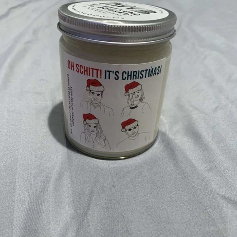 SCHITT'S CREEK CHRISTMAS‎ CANDLE. Christmas With The Roses. 8 oz SOY Clove/cinna